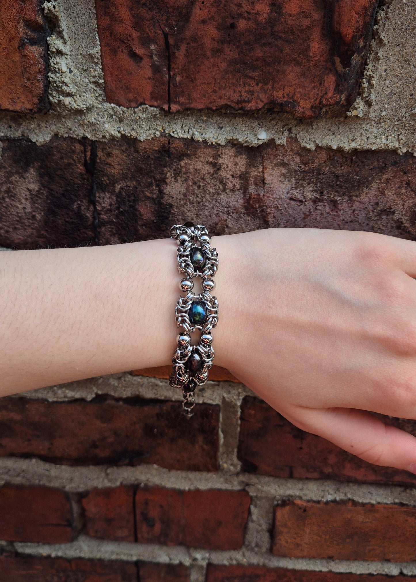 CALL OF THE WATERS chainmail bracelet with pearls